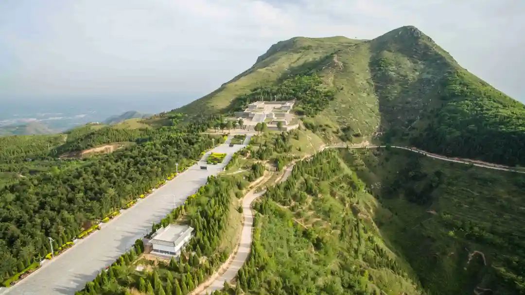 A scenic view of Xianyang Zhaoling Mausoleum