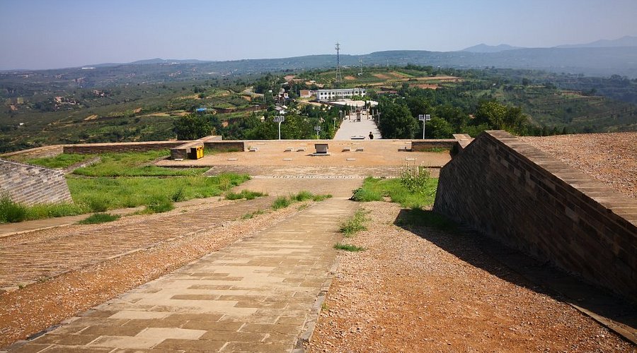 A scenic view of Xianyang Zhaoling Mausoleum