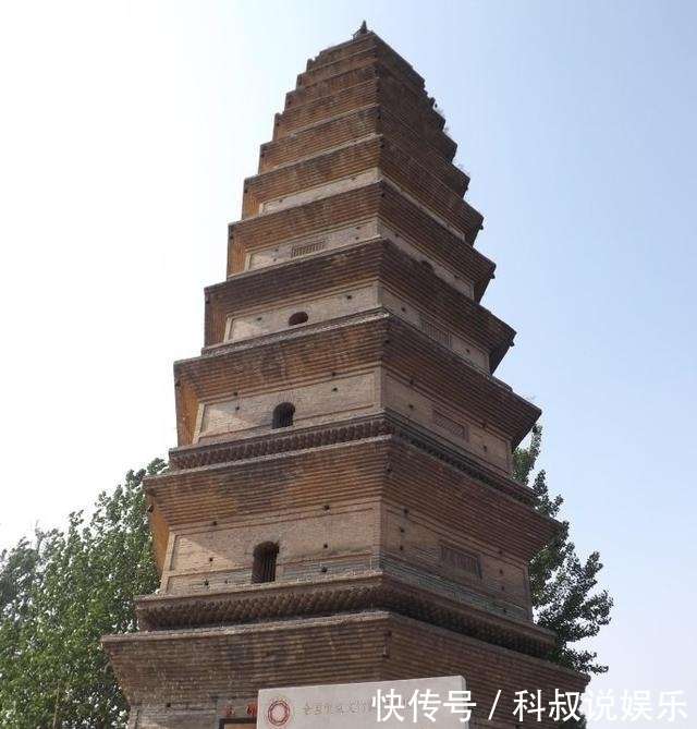A scenic view of Xinxiang Linglongta