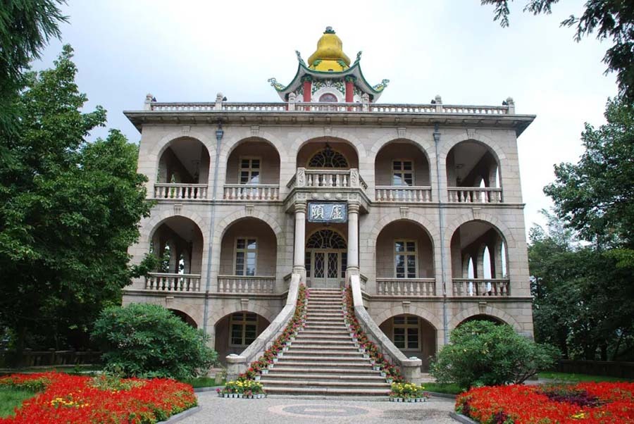 A scenic view of Xinyang Jigongshanjindaijianzhuqun