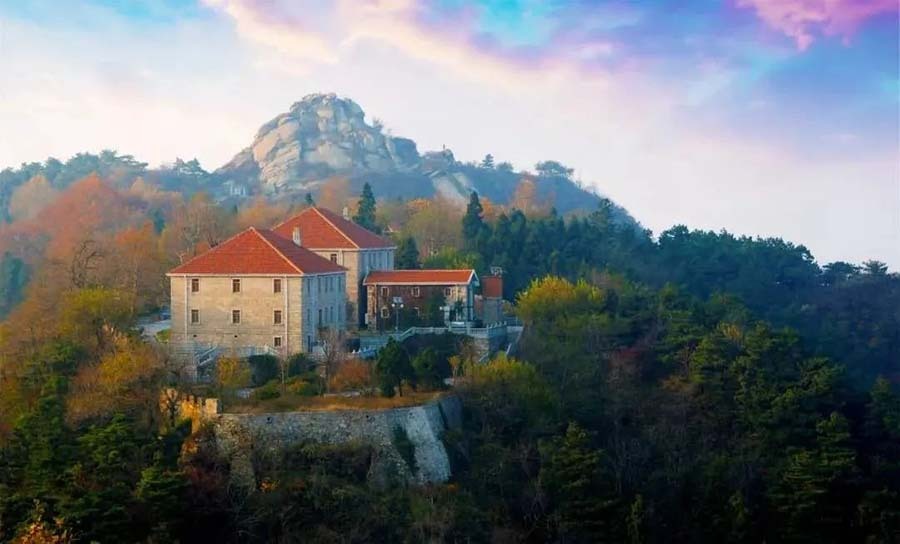 A scenic view of Xinyang Jigongshanjindaijianzhuqun