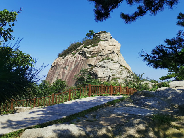 A scenic view of Xinyang Jigongshanjindaijianzhuqun