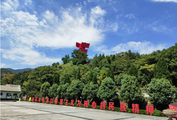 A scenic view of Xinyang Zhongguogongnonghongjundiyijunsilingbujiuzhi
