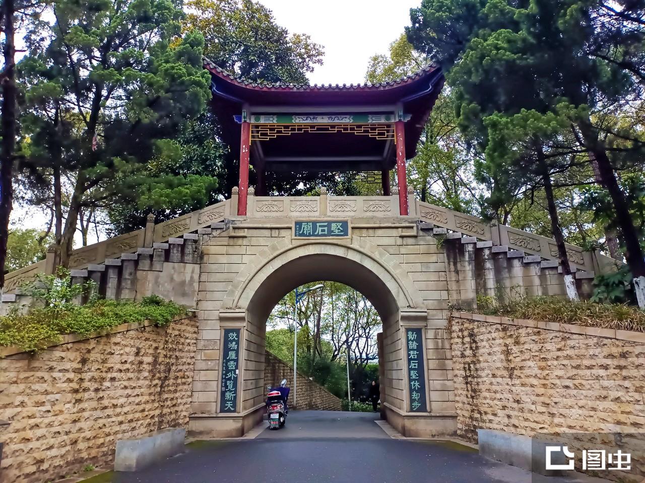 A scenic view of Xinyu Shuixi Hongsan Juntuan Zhihuibu Jiuzhi