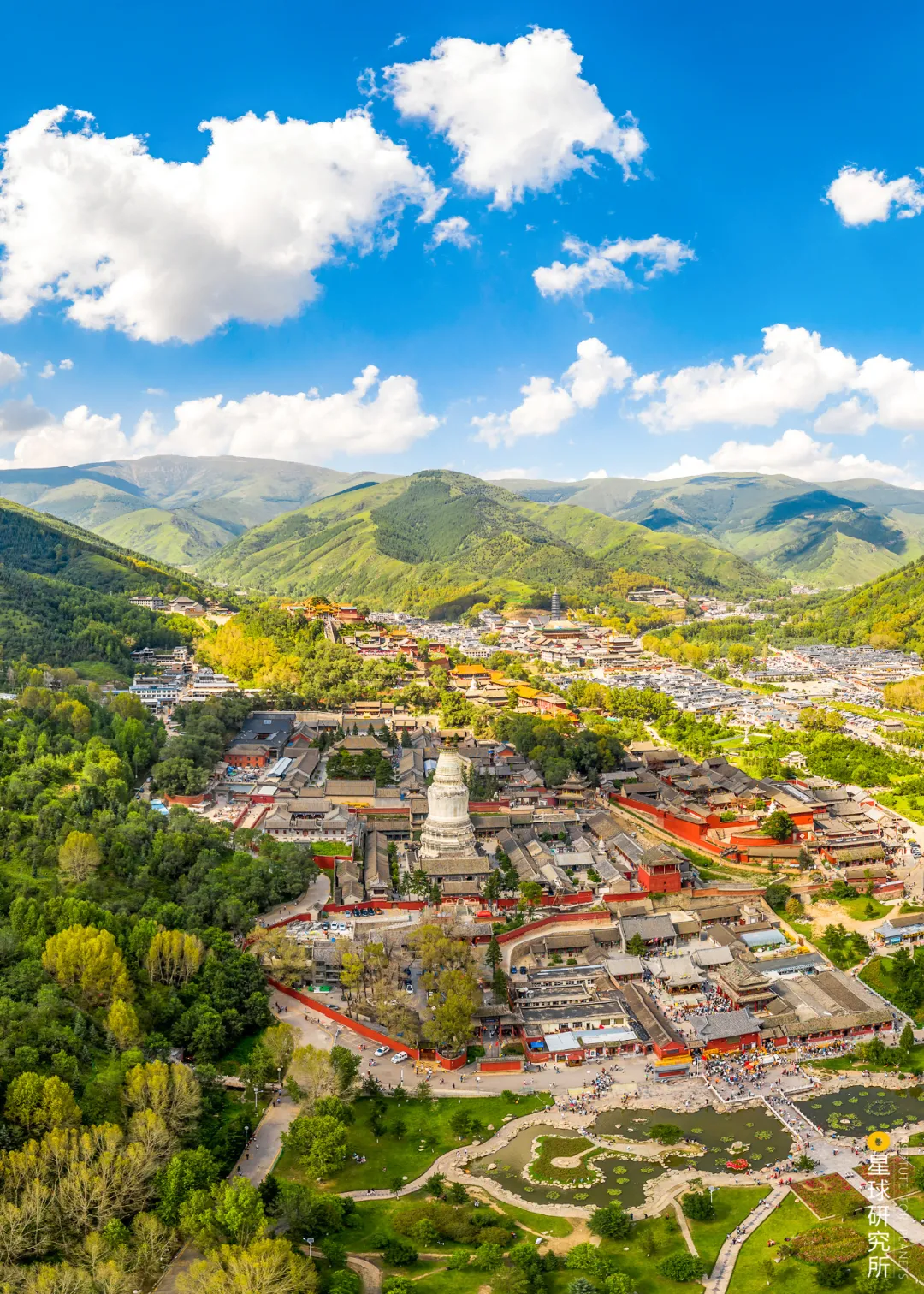 A scenic view of Xinzhou Wutaishan Ancient Buildings
