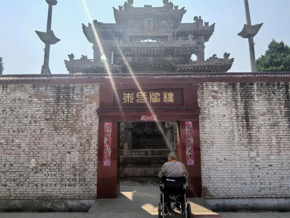 A scenic view of Xinzhou Yangwu Zhushi Pailou