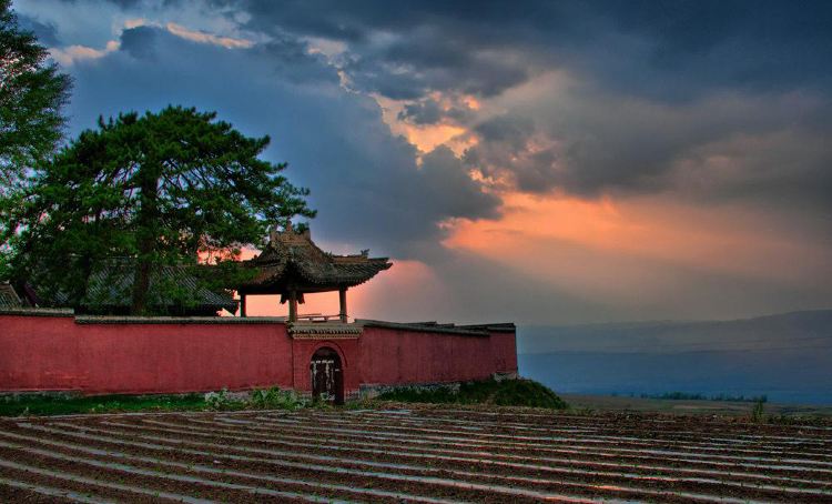 A scenic view of Xinzhou Yanshan Temple