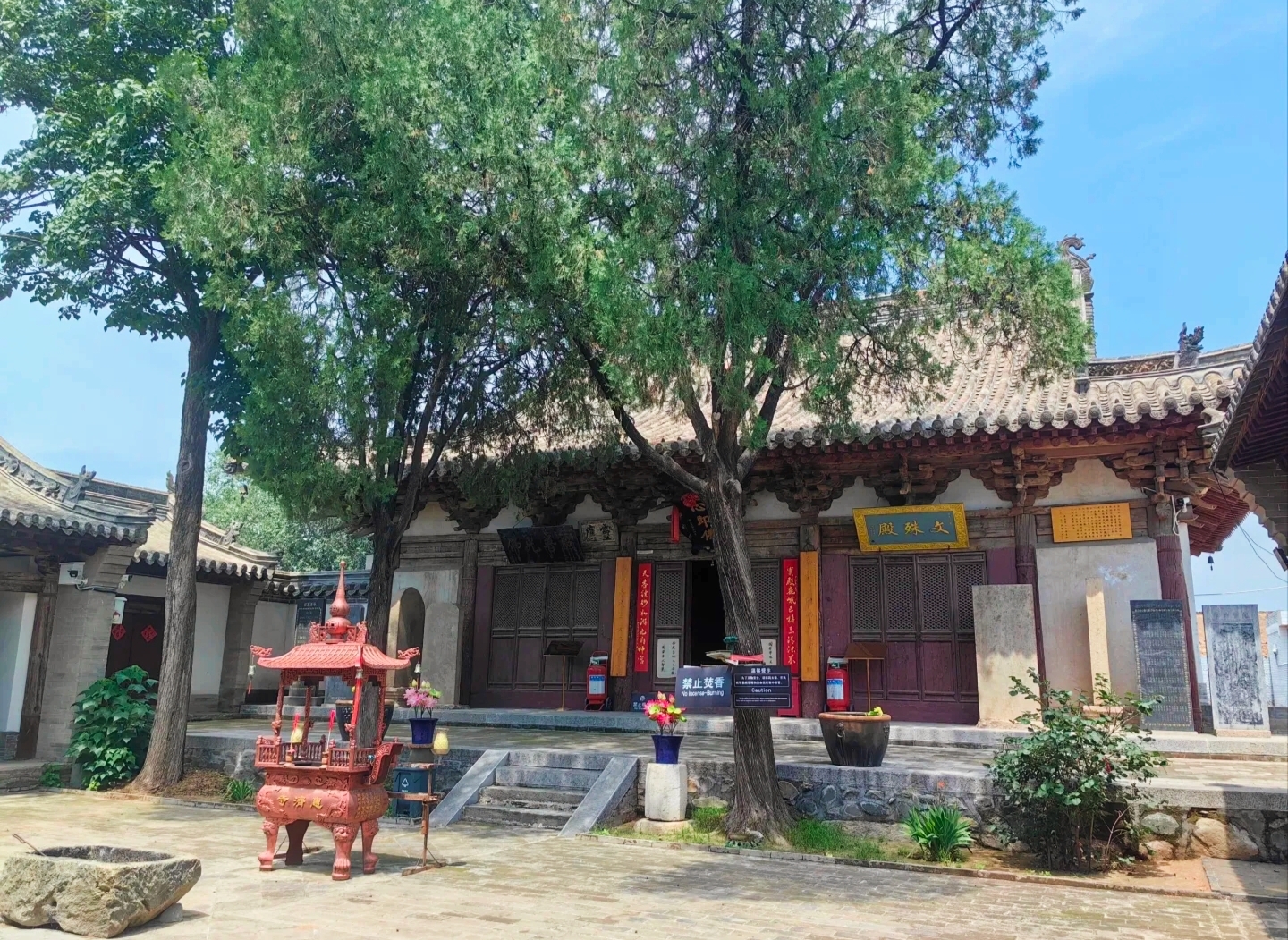 A scenic view of Xinzhou Yuanping Huiji Temple
