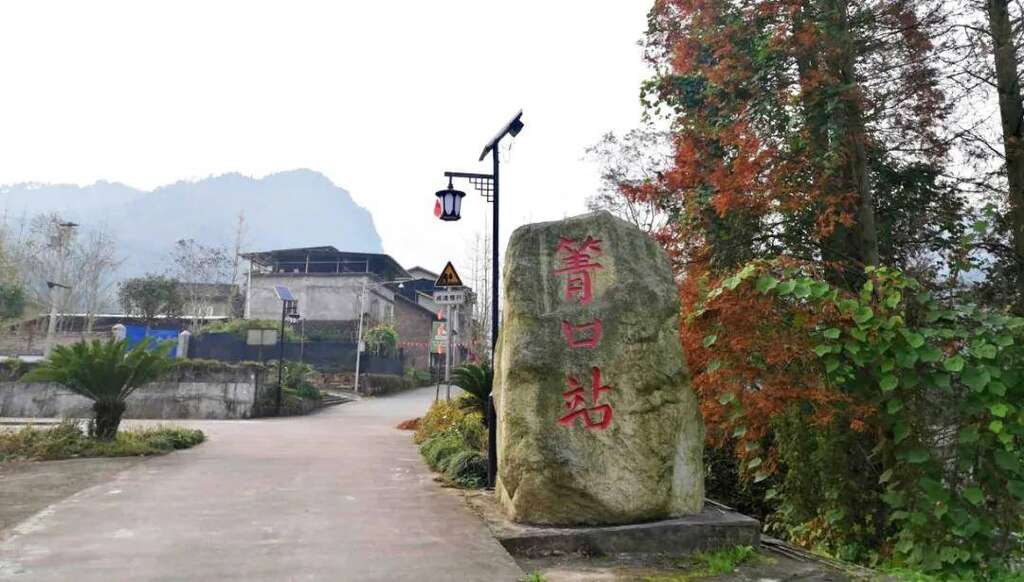 A scenic view of Yaan Chongxiu Daxiangling Qiaolu Bei