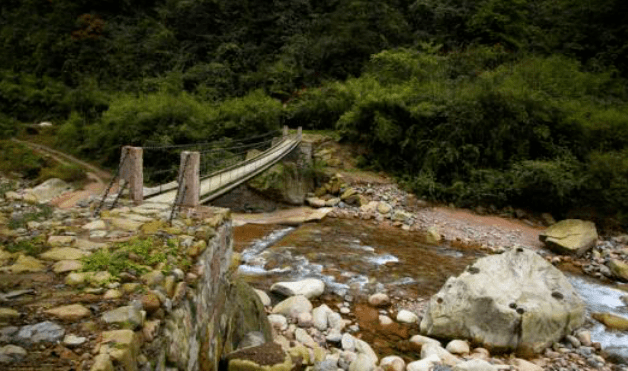 A scenic view of Yaan Chongxiu Daxiangling Qiaolu Bei
