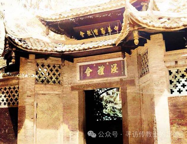 A scenic view of Yaan Mingde Zhongxue Jiuzhi