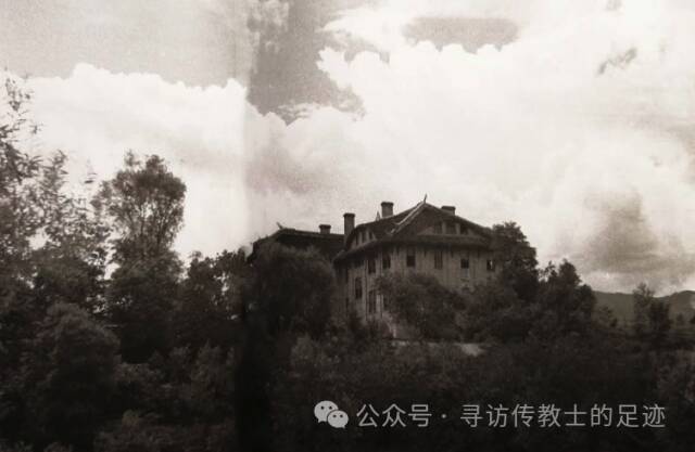 A scenic view of Yaan Mingde Zhongxue Jiuzhi