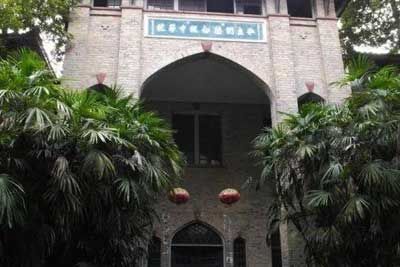 A scenic view of Yaan Mingde Zhongxue Jiuzhi