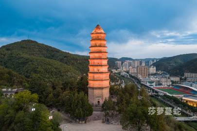 A scenic view of Yanan Fuyan Yuan Pagoda