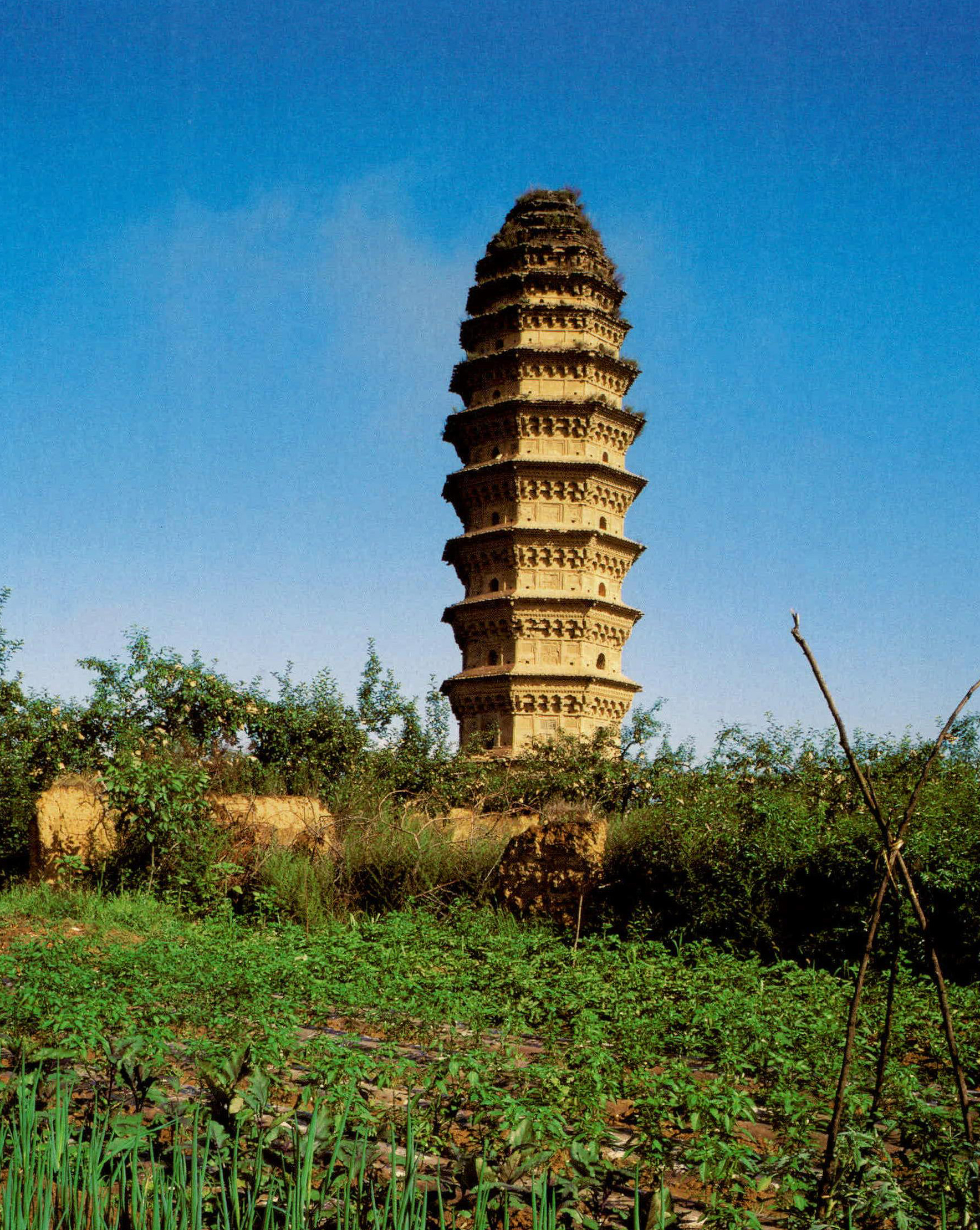 A scenic view of Yanan Fuyan Yuan Pagoda