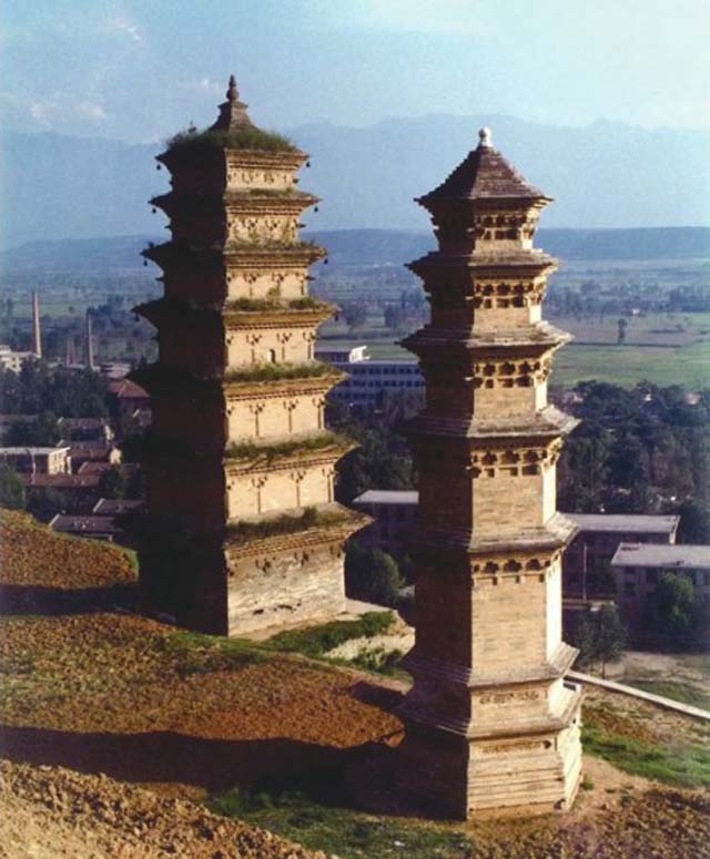 A scenic view of Yanan Kaiyuan Temple Pagoda