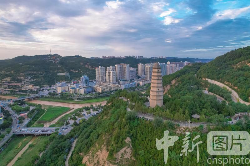 A scenic view of Yanan Wanfeng Pagoda