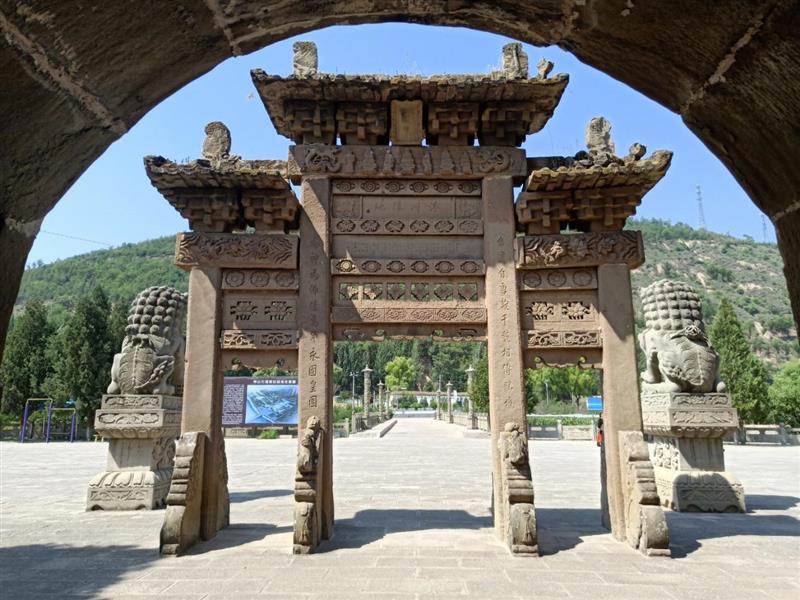 A scenic view of Yanan Zhongshan Grottoes