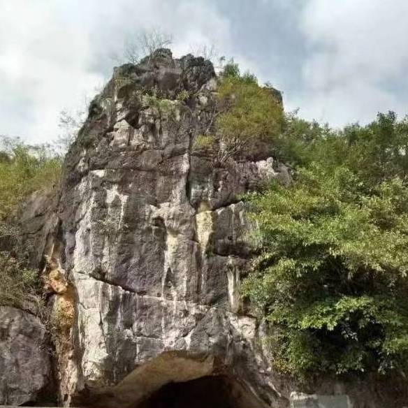 A scenic view of Yangjiang Dushizai Dongxue Yizhi