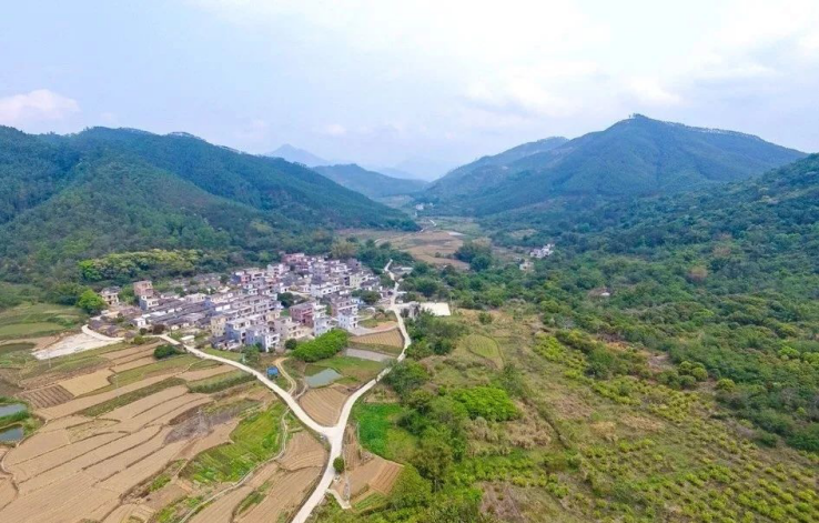 A scenic view of Yangjiang Shiwang Zhuqian Yizhi