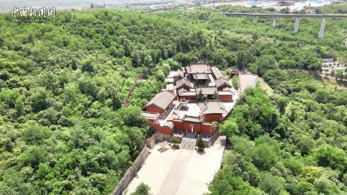 A scenic view of Yangquan Guangwang Temple