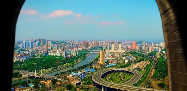 A scenic view of Yangquan Guanshan Shu Yuan