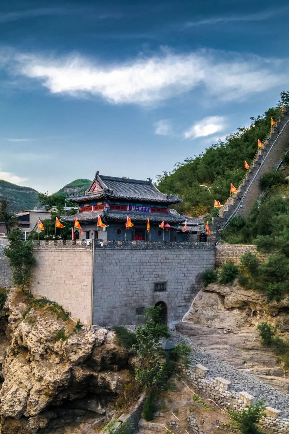 A scenic view of Yangquan Guanshan Shu Yuan