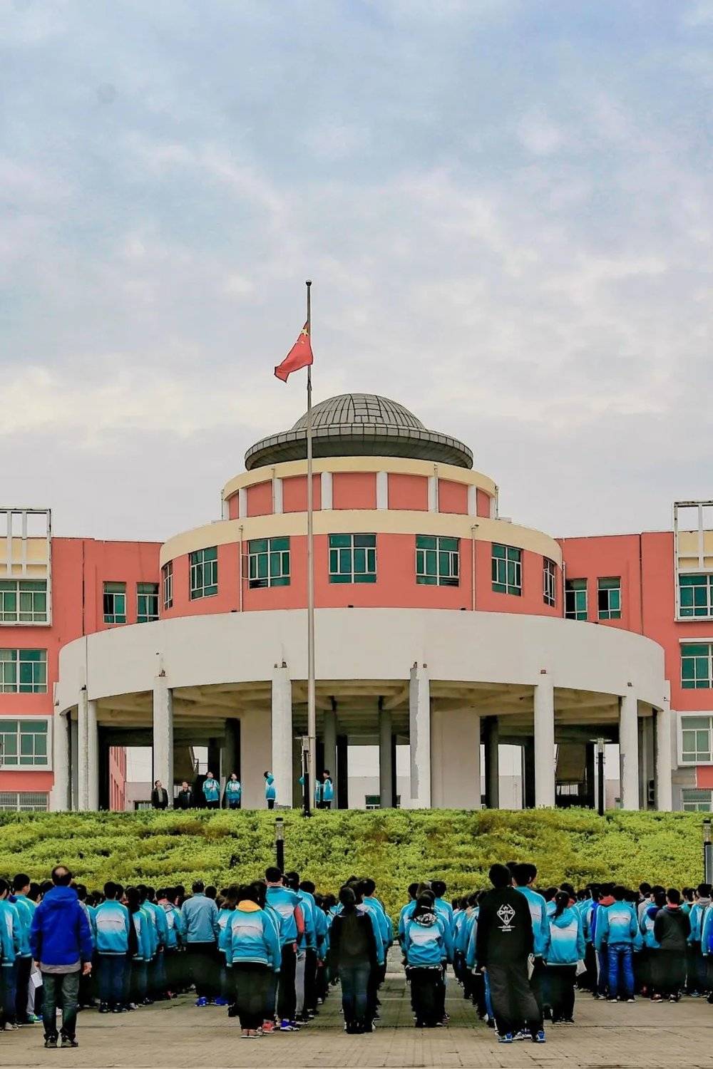 A scenic view of Yangquan Guanshan Shu Yuan