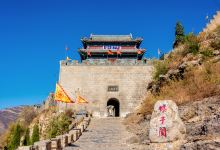 A scenic view of Yangquan Guanshan Tianning Temple Twin Pagodas