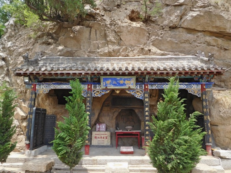 A scenic view of Yangquan Kaihe Temple Grottoes