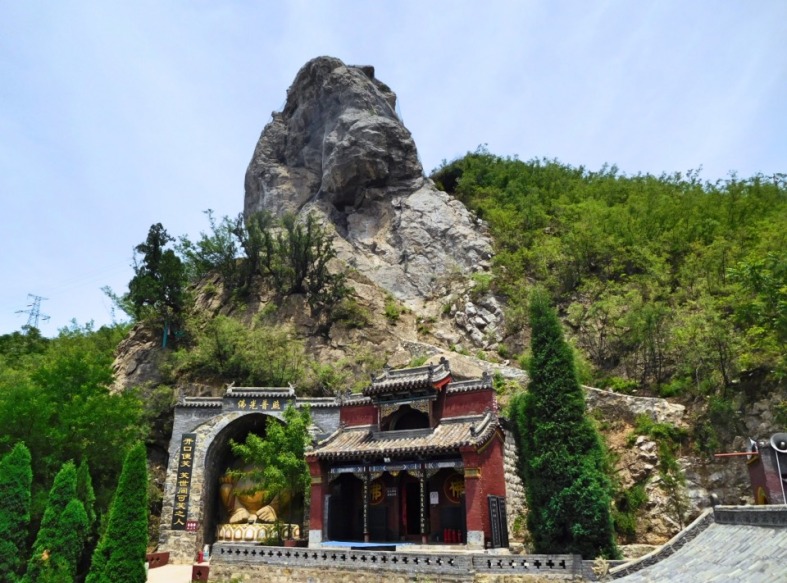 A scenic view of Yangquan Kaihe Temple Grottoes