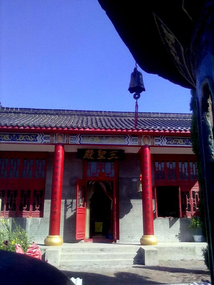 A scenic view of Yangquan Xiguan Sansheng Temple Hall