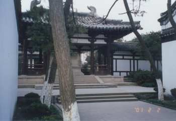 A scenic view of Yangzhou Damingsi