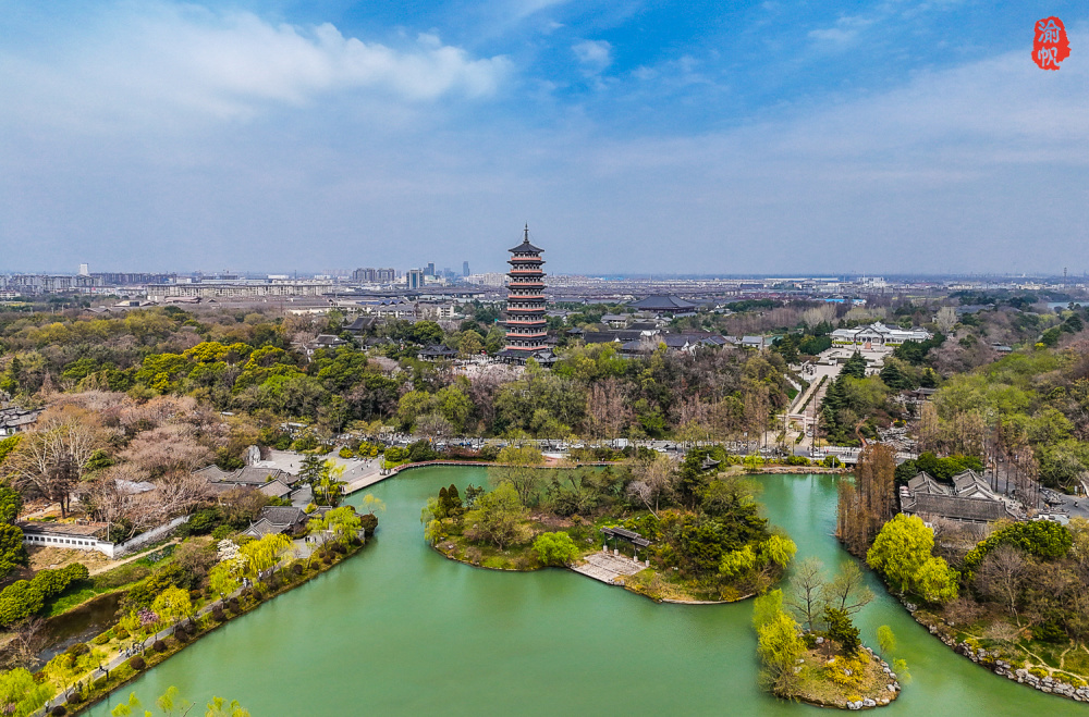 A scenic view of Yangzhou Damingsi
