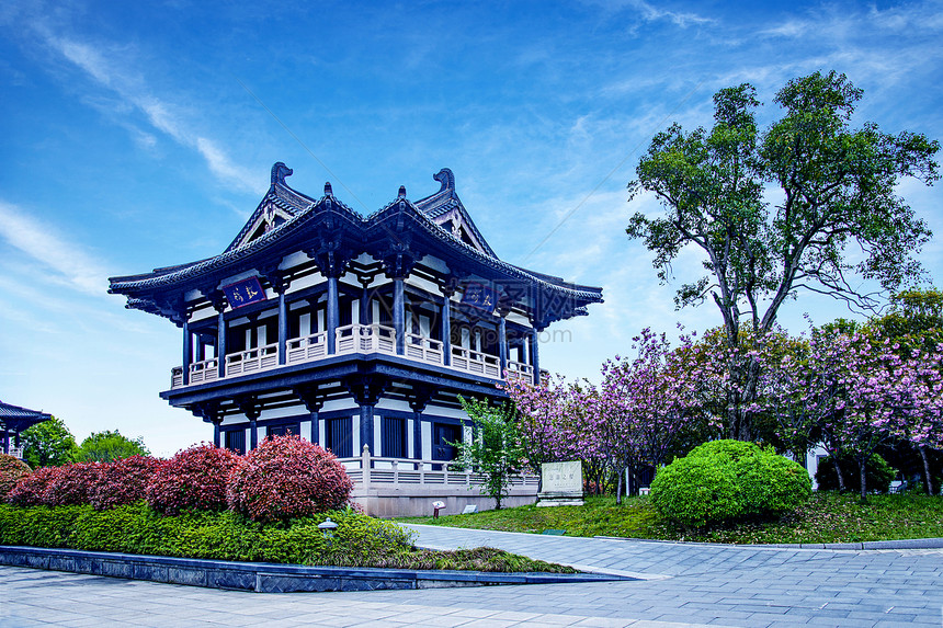 A scenic view of Yangzhou Damingsi