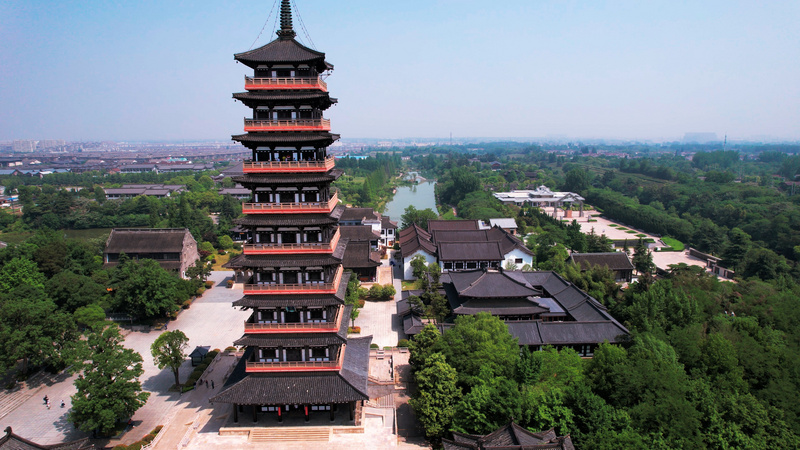 A scenic view of Yangzhou Damingsi