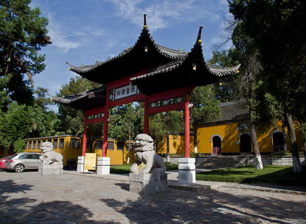 A scenic view of Yangzhou Damingsi