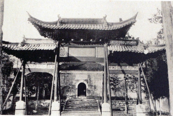 A scenic view of Yangzhou Damingsi