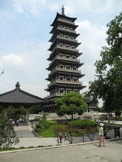 A scenic view of Yangzhou Damingsi