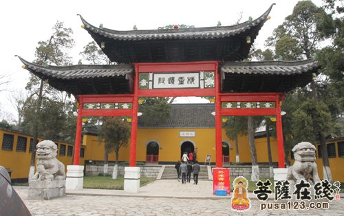 A scenic view of Yangzhou Damingsi