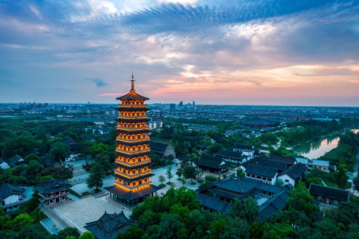 A scenic view of Yangzhou Damingsi