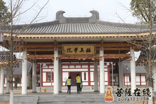 A scenic view of Yangzhou Damingsi
