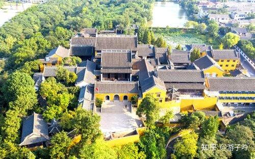 A scenic view of Yangzhou Damingsi