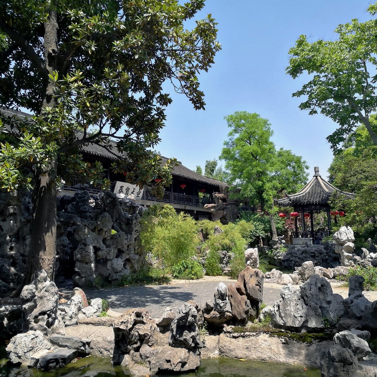 A scenic view of Yangzhou Geyuan