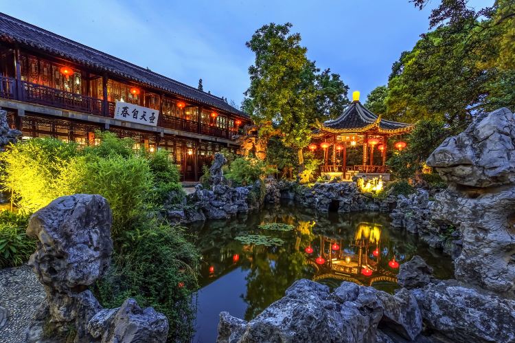 A scenic view of Yangzhou Geyuan
