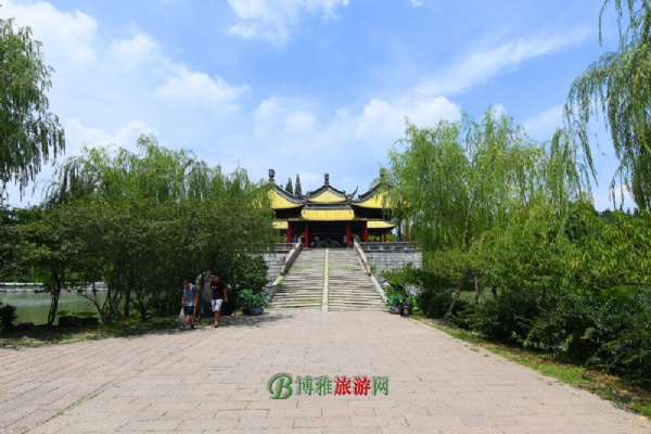 A scenic view of Yangzhou Lianhuaqiao He Baita