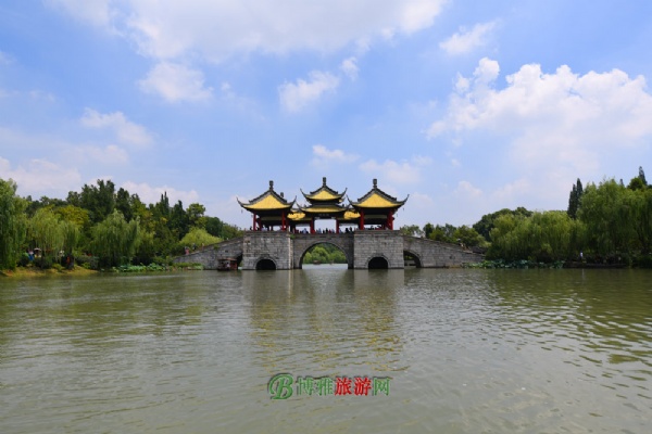A scenic view of Yangzhou Lianhuaqiao He Baita