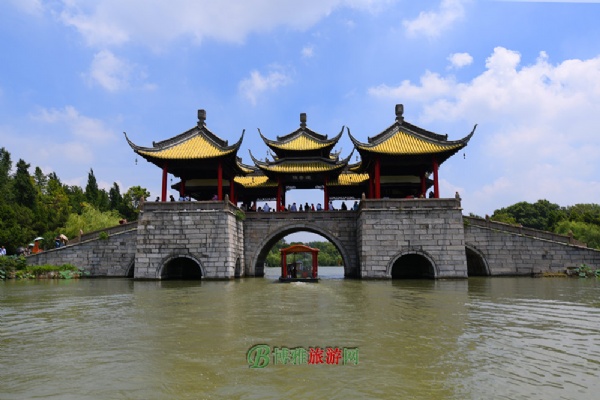 A scenic view of Yangzhou Lianhuaqiao He Baita
