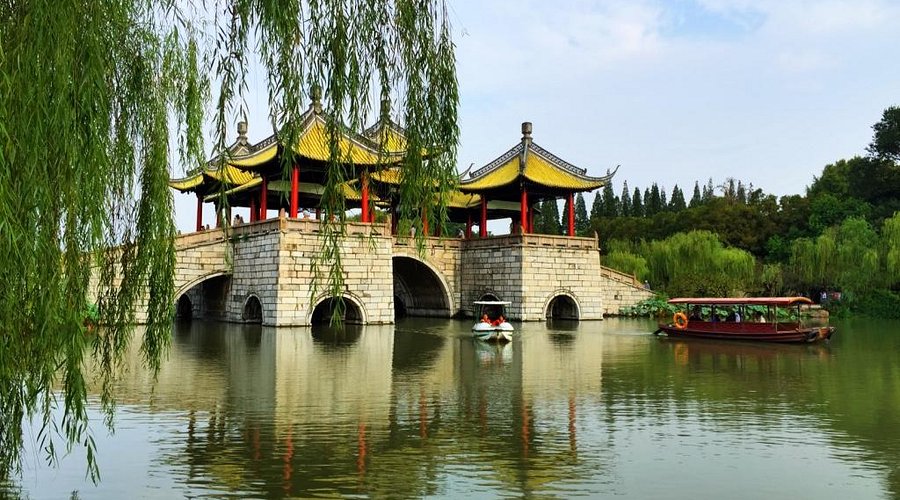 A scenic view of Yangzhou Lianhuaqiao He Baita