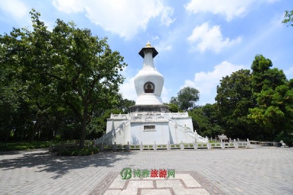 A scenic view of Yangzhou Lianhuaqiao He Baita